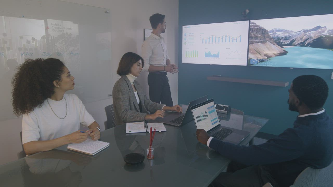 Un equipo revisando información durante una presentación