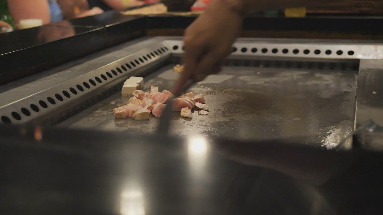 Un profesional coordinando el trabajo en cocina