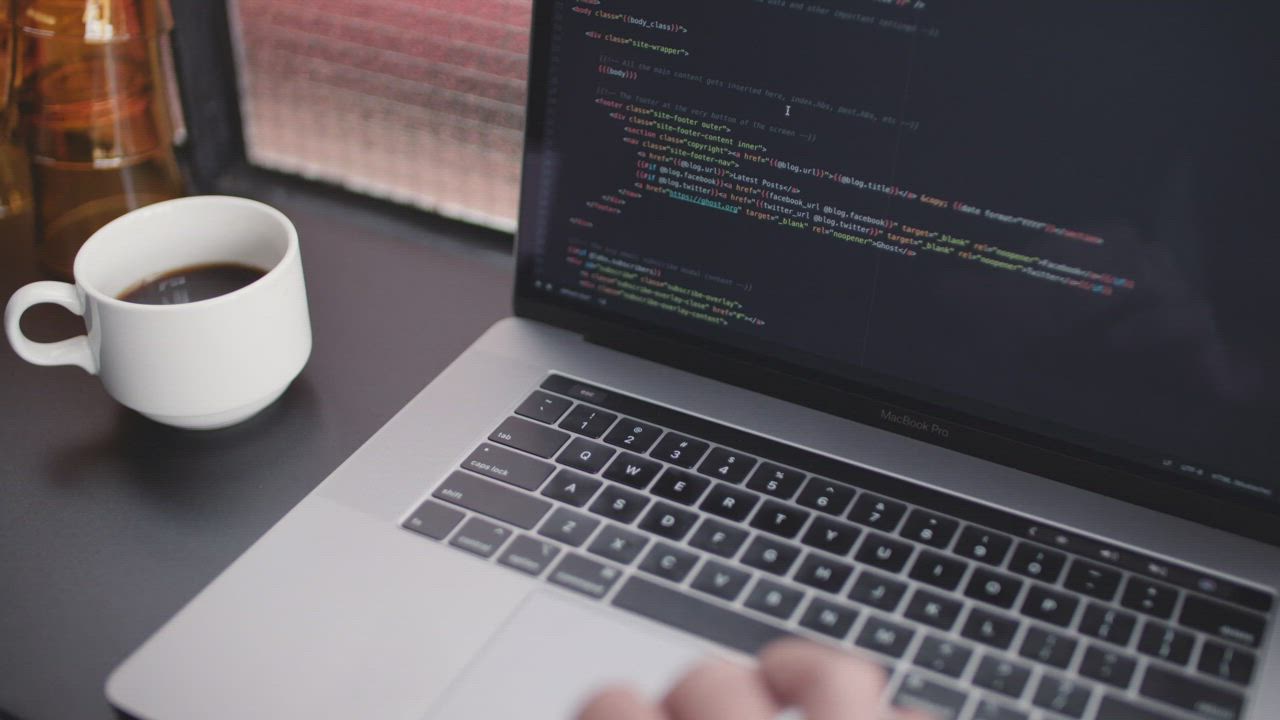 Una persona desarrollando software en su puesto de trabajo