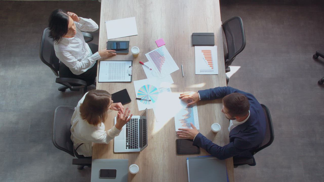 Personas revisando un proyecto de negocio